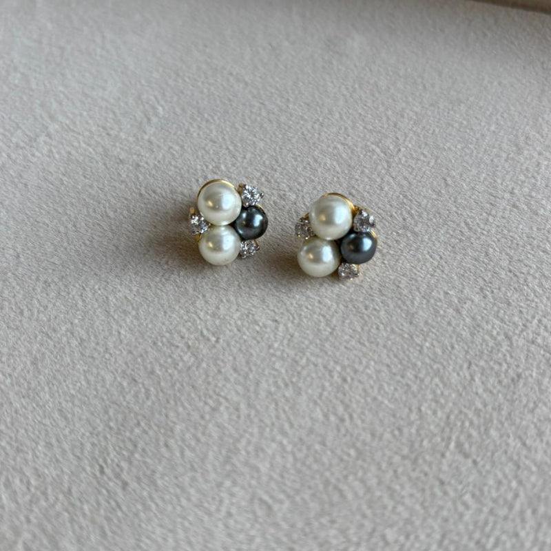 Pearl Eclat Studs (Brass)